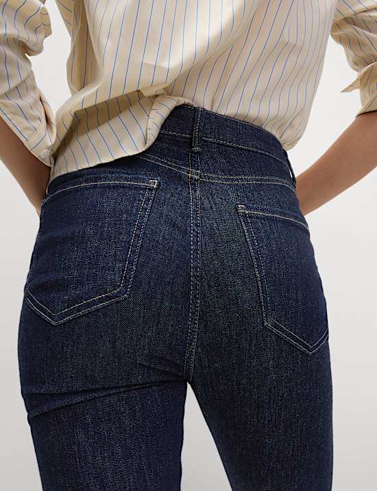 Jean taille haute coupe slim et évasée, plissé sur le devant