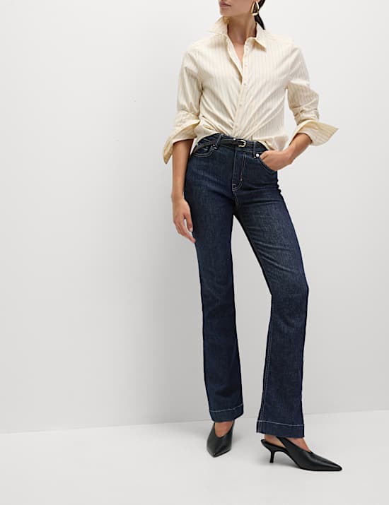 Jeans met hoge taille, slanke pasvorm en wijd uitlopende pijpen met plooi voorop