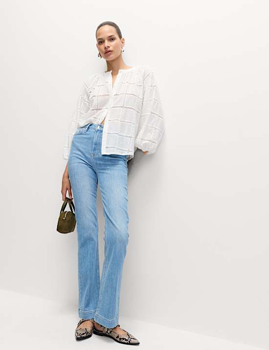 Úzké džíny s vysokým pasem, rozšířenými nohavicemi a mačkanou přední stranou