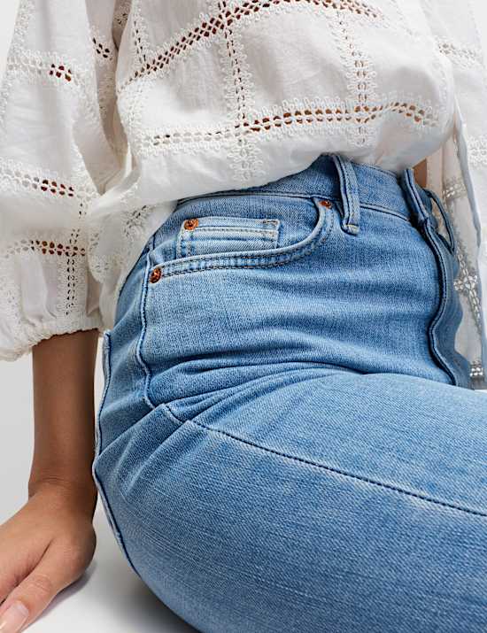 Úzké džíny s vysokým pasem, rozšířenými nohavicemi a mačkanou přední stranou