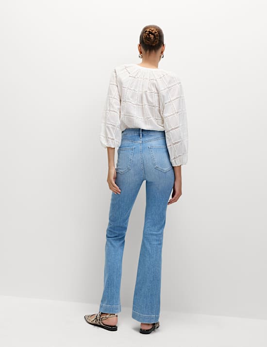 Úzké džíny s vysokým pasem, rozšířenými nohavicemi a mačkanou přední stranou