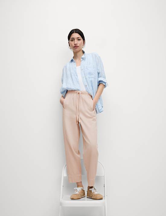 Schmal zulaufende Pull-on-Hose mit Kordelzug und Stückfärbung