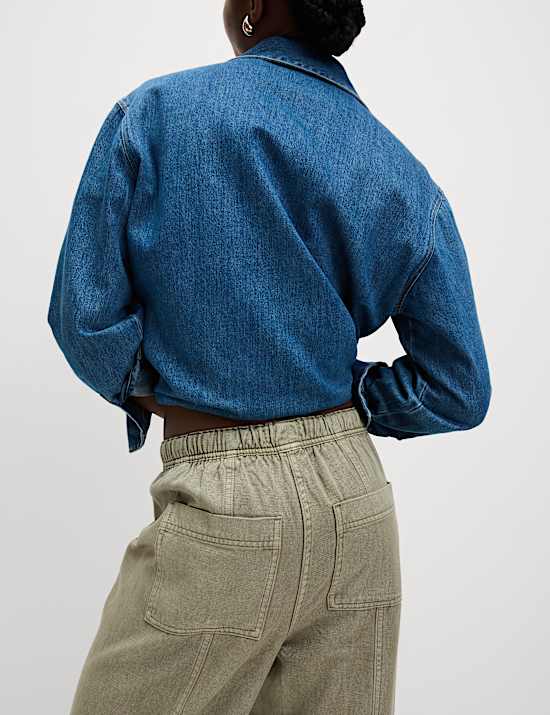 Παντελόνι χωρίς κούμπωμα με μπατζάκια που στενεύουν προς τα κάτω, κορδόνι που σφίγγει και ξεθωριασμένη όψη