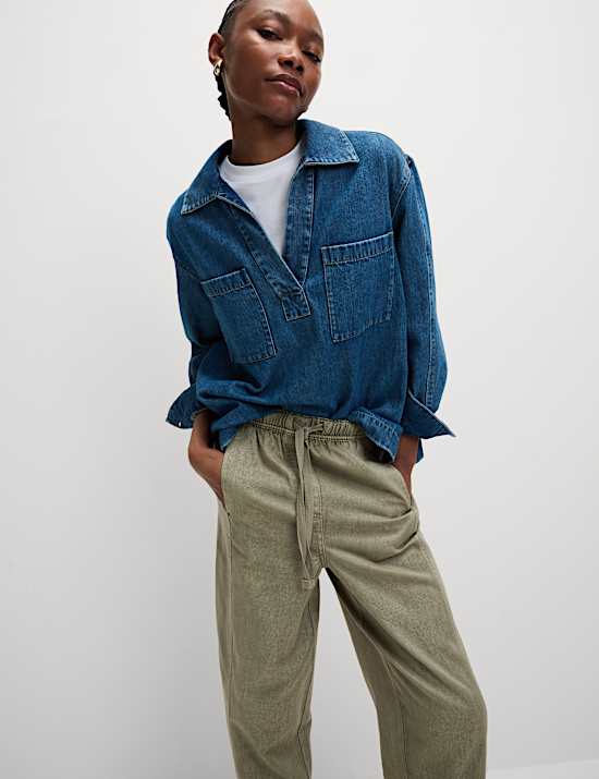 Παντελόνι χωρίς κούμπωμα με μπατζάκια που στενεύουν προς τα κάτω, κορδόνι που σφίγγει και ξεθωριασμένη όψη