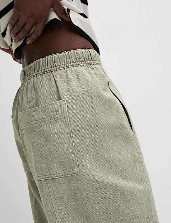 Garment-dyed kortere pull-on broek met trekkoord en toelopende pijpen