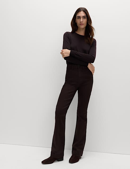 Úzké džíny s vysokým pasem, rozšířenými nohavicemi a mačkanou přední stranou