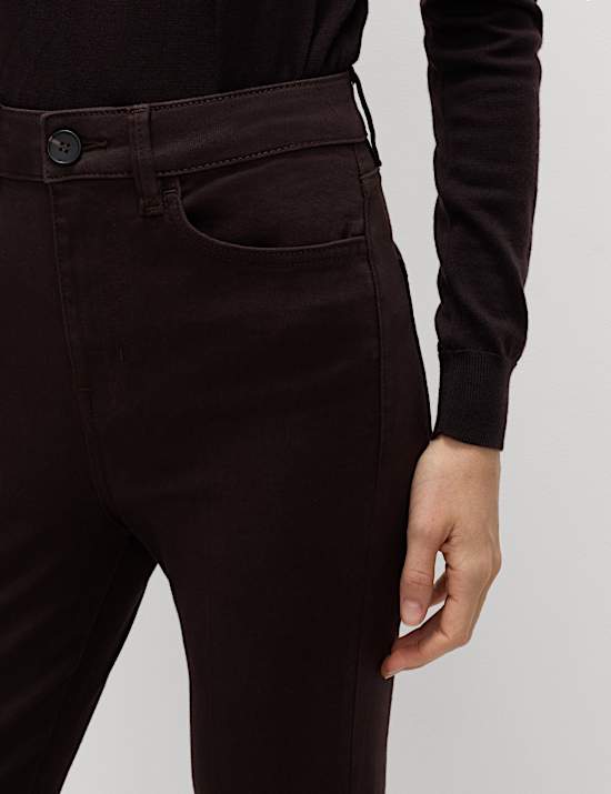 Úzké džíny s vysokým pasem, rozšířenými nohavicemi a mačkanou přední stranou