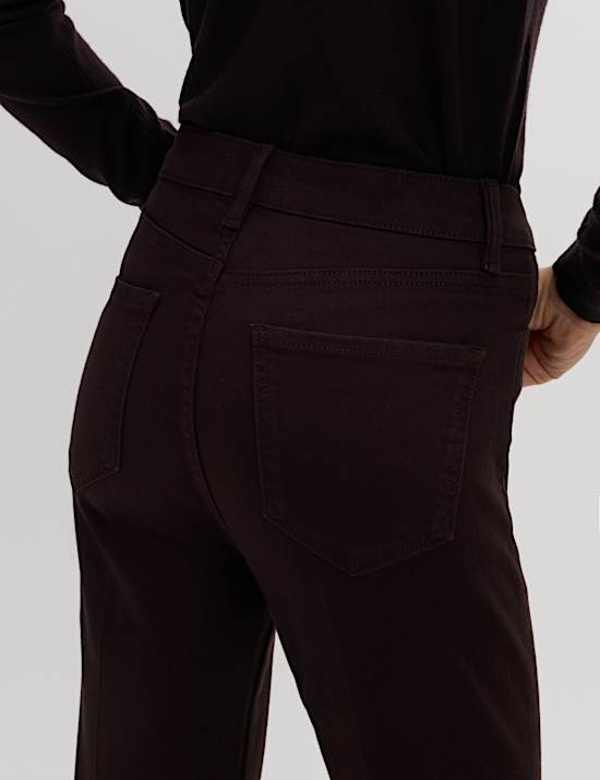 Úzké džíny s vysokým pasem, rozšířenými nohavicemi a mačkanou přední stranou