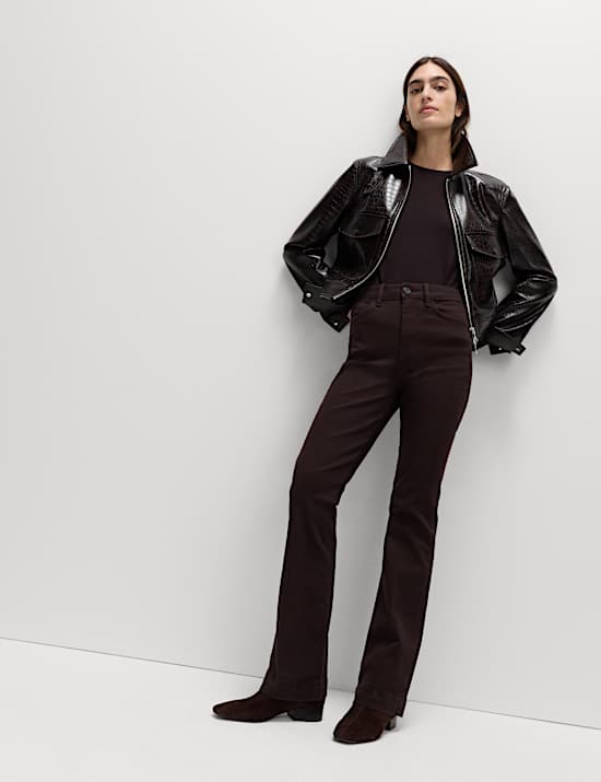 Úzké džíny s vysokým pasem, rozšířenými nohavicemi a mačkanou přední stranou