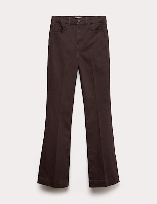 Úzké džíny s vysokým pasem, rozšířenými nohavicemi a mačkanou přední stranou