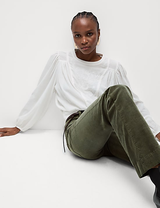 Pantalon coupe &eacute;vas&eacute;e en velours c&ocirc;tel&eacute; &agrave; poches plaqu&eacute;es
