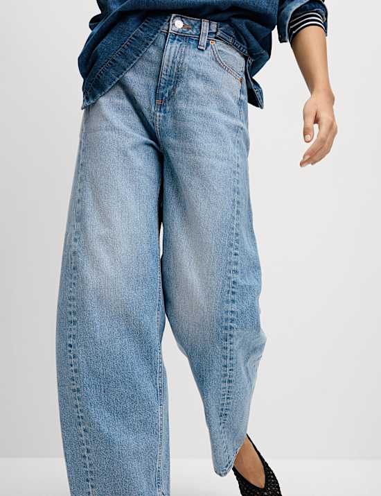 ג'ינס בגזרת ביניים רחבה וגבוהה