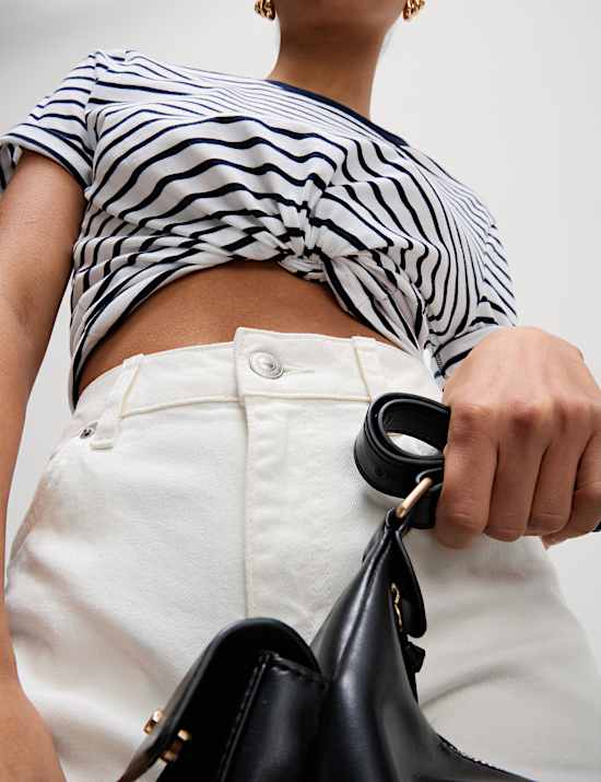 Jean raccourci coupe cintr&eacute;e taille haute