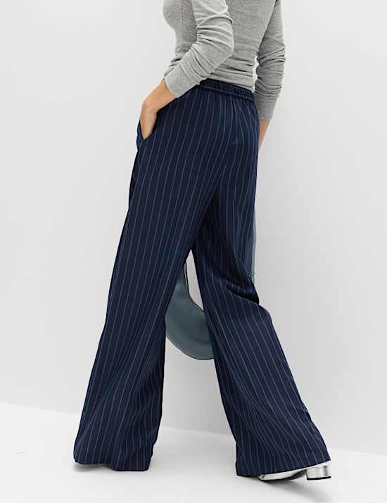 Broek met fijn streepje, wijde pijpen en elastische tailleband