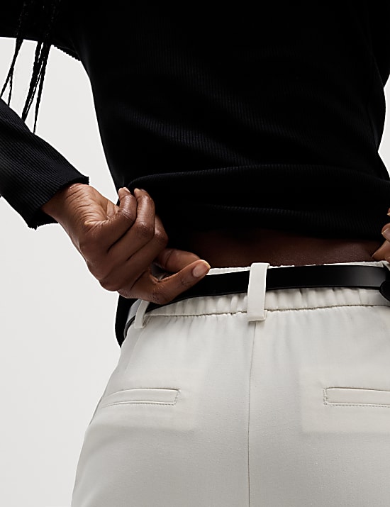 Broek met geplooide voorzijde en toelopende pijpen tot op de enkel