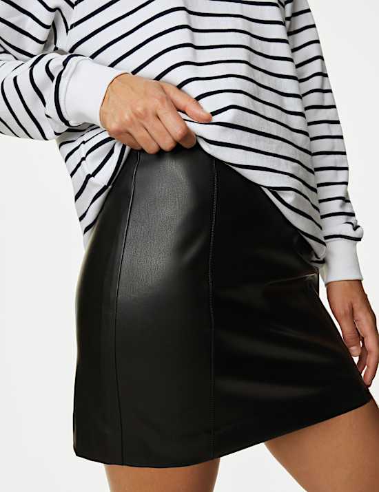 Minijupe coupe &eacute;vas&eacute;e en similicuir &agrave; d&eacute;tail couture