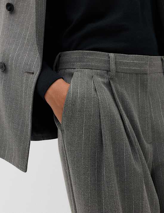 Pantalones de pernera recta con pinzas y rayas diplom&aacute;ticas