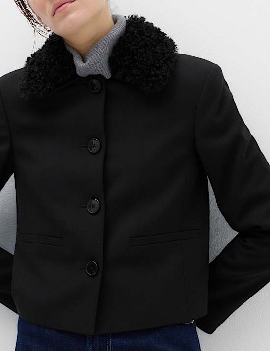 Jaket Pendek Berkerah Hiasan Bulu Imitasi dengan Bahan Elastis