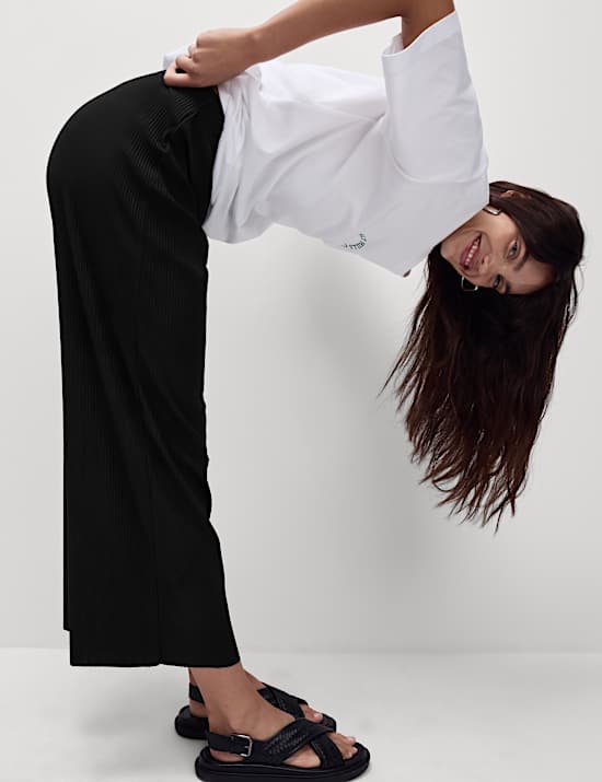 Plissierte 3/4-Hose mit weitem Bein