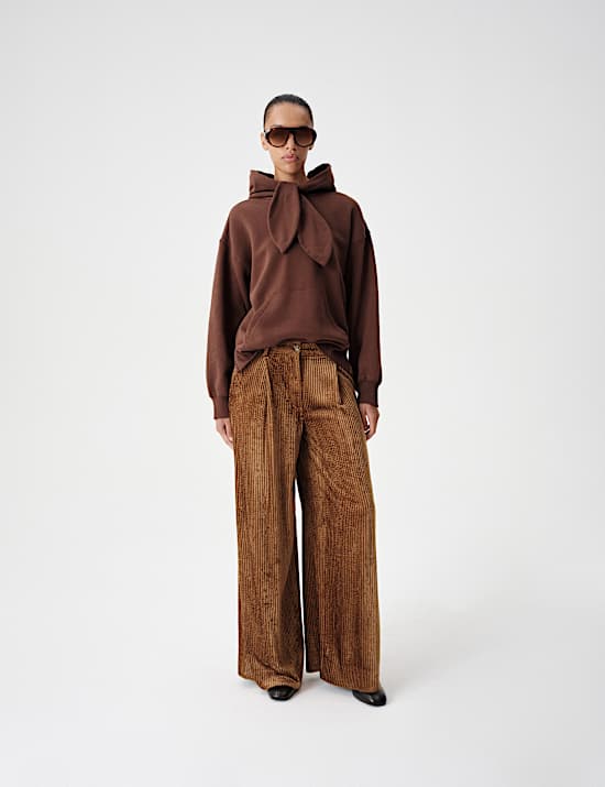 Bundfaltenhose aus Samtcord mit weitem Bein