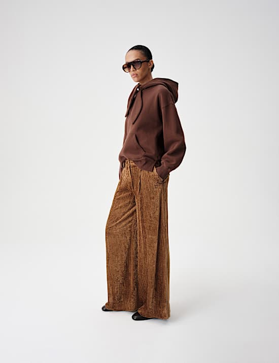 Bundfaltenhose aus Samtcord mit weitem Bein