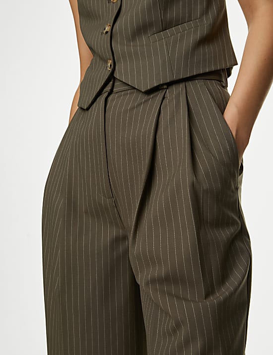 Pantal&oacute;n de pata ancha con pinzas de raya diplom&aacute;tica