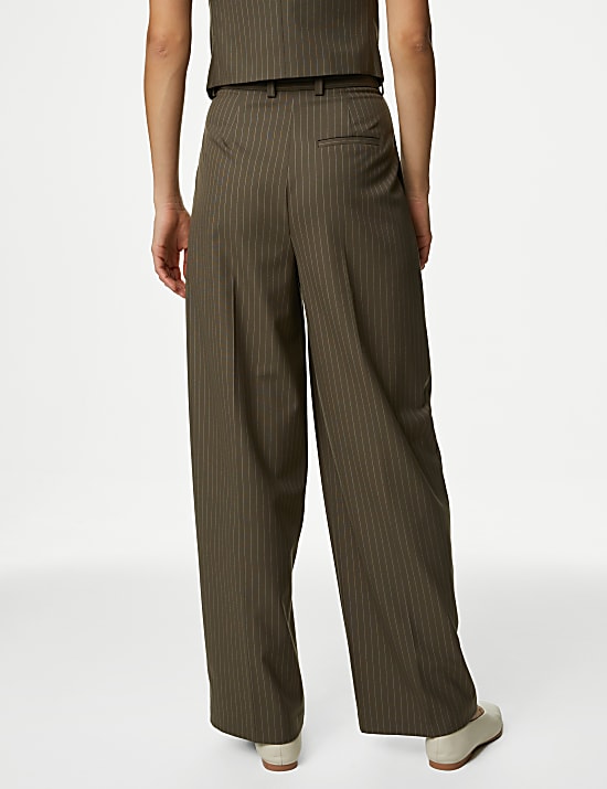 Pantal&oacute;n de pata ancha con pinzas de raya diplom&aacute;tica