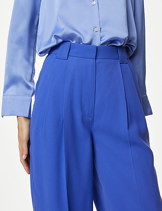 Pantalon coupe droite avec devant plissé en crêpe