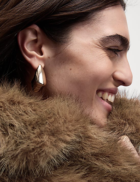 Manteau court en fausse fourrure avec encolure