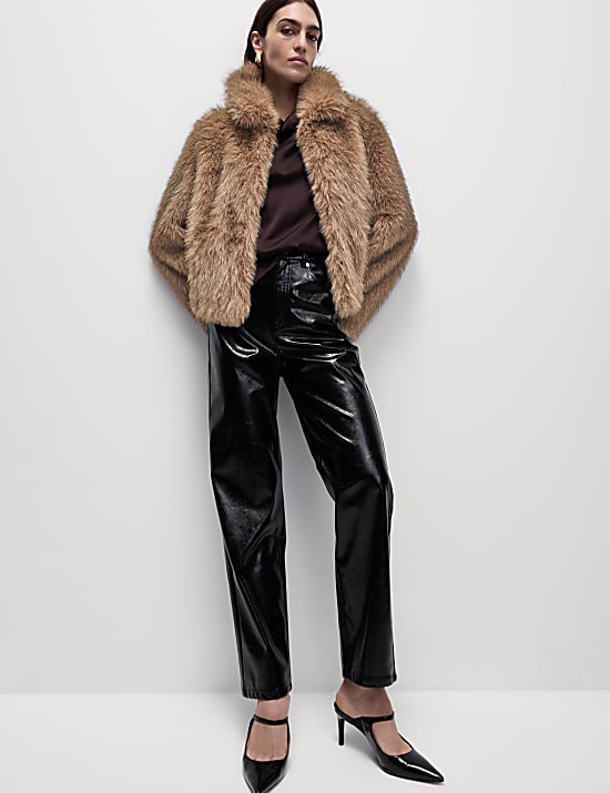 Manteau court en fausse fourrure avec encolure