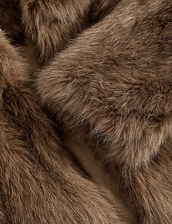 Manteau court en fausse fourrure avec encolure