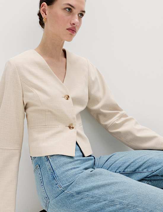 ז'קט קצר עם צווארון וי וכפתורים לכל האורך