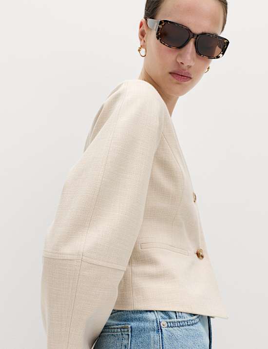 ז'קט קצר עם צווארון וי וכפתורים לכל האורך