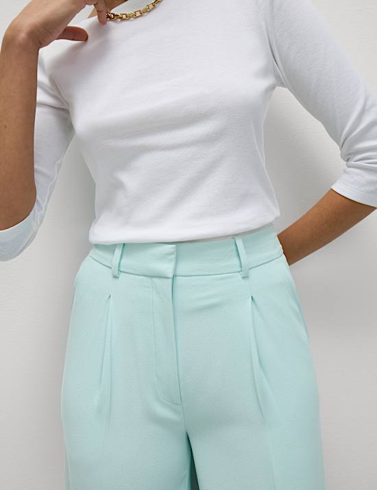Hosen mit einer Falte und weitem Bein