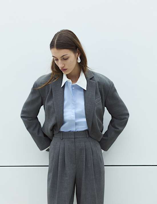 Pantalon coupe carotte &agrave; pli sur le devant