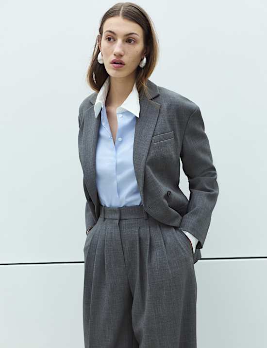 Pantalon coupe carotte &agrave; pli sur le devant