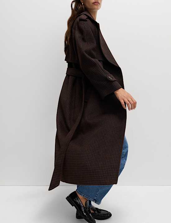 Lange, getailleerde jas met ceintuur