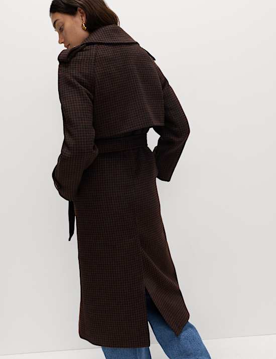 Lange, getailleerde jas met ceintuur