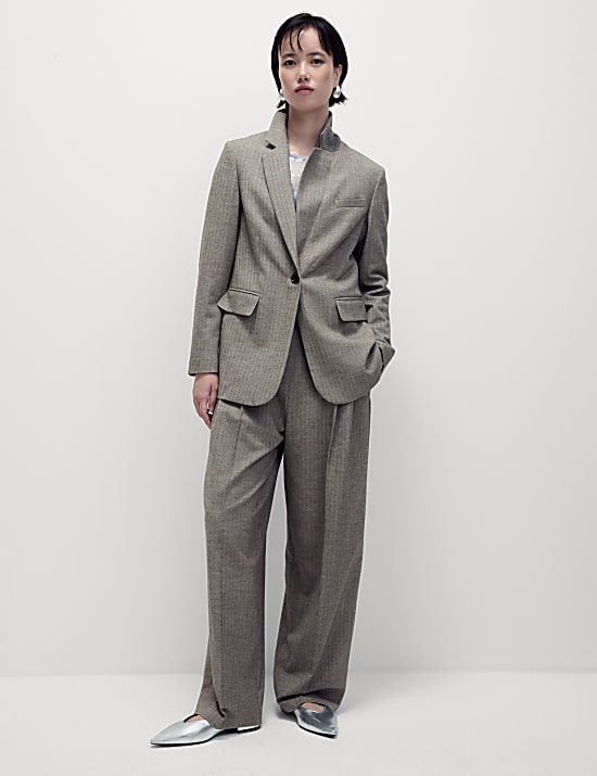 Ruimvallende blazer met één rij knopen en visgraatmotief