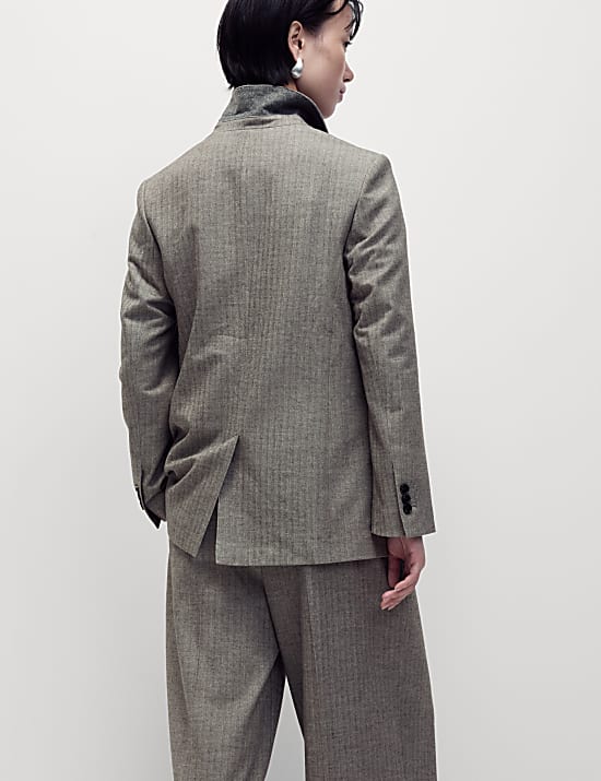 Ruimvallende blazer met één rij knopen en visgraatmotief