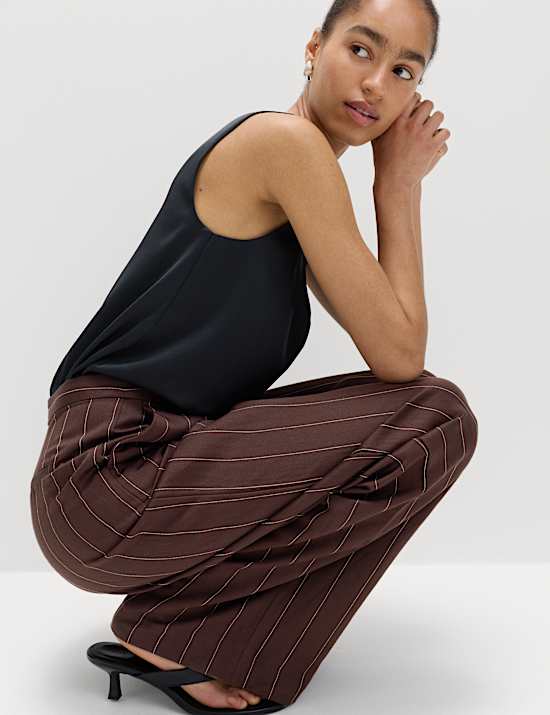 Pantalon coupe droite d&eacute;contract&eacute;e en lin m&eacute;lang&eacute; &agrave; fines rayures