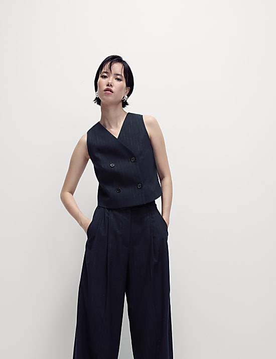 Getailleerd gilet met dubbele rij knopen en fijn streepje