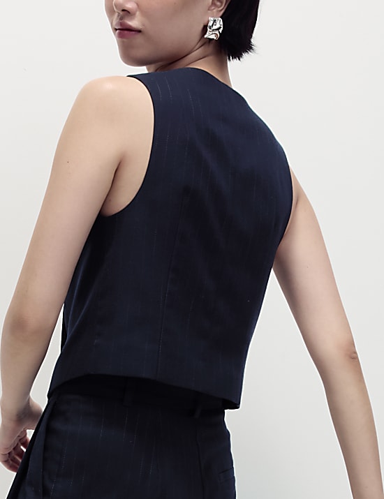 Getailleerd gilet met dubbele rij knopen en fijn streepje