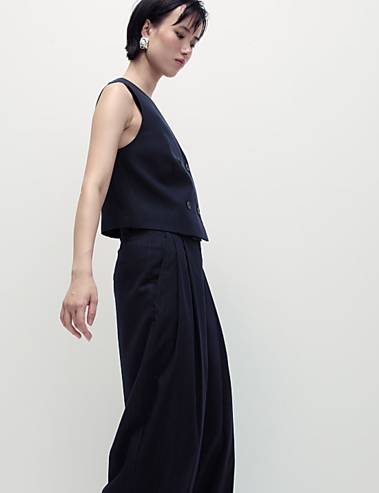 Getailleerd gilet met dubbele rij knopen en fijn streepje