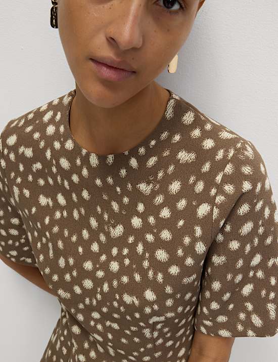 Μίνι καθημερινό φόρεμα με στρογγυλή λαιμόκοψη και animal print