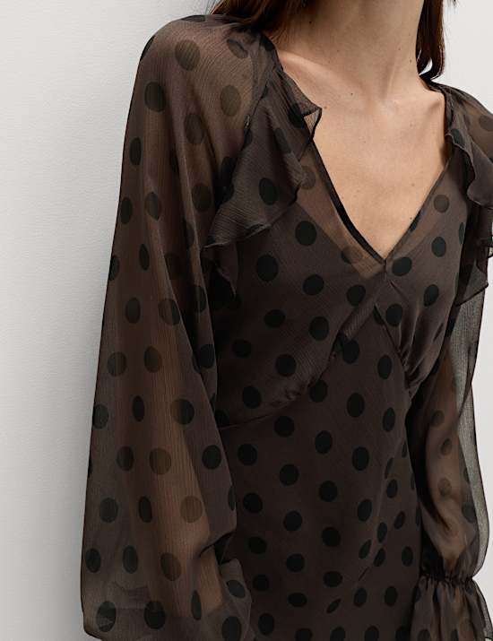 Robe midaxi &agrave; col en V, volant et motif pois