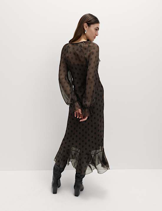 Robe midaxi &agrave; col en V, volant et motif pois