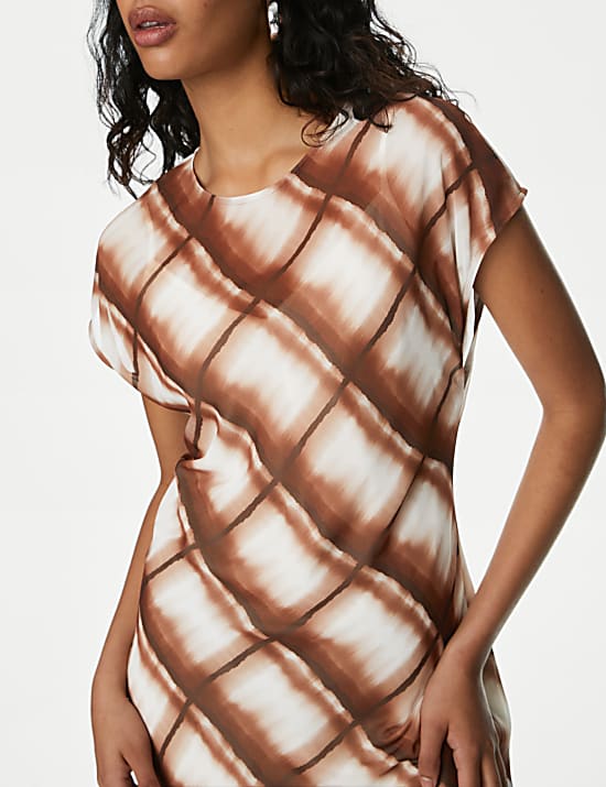 שמלת מידי בגזרה ישרה וצמודה עם צווארון עגול והדפס