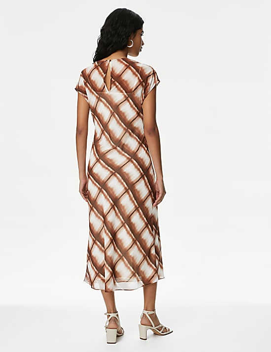 שמלת מידי בגזרה ישרה וצמודה עם צווארון עגול והדפס