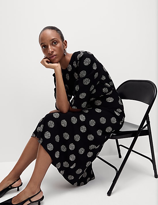 שמלה באורך מידקסי בגזרה ישרה וצמודה עם צווארון עגול והדפס